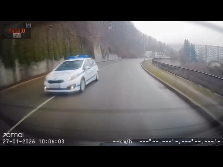 Пътна полиция над закона в Габрово? Патрулка гази правилата на мокър път (видео)