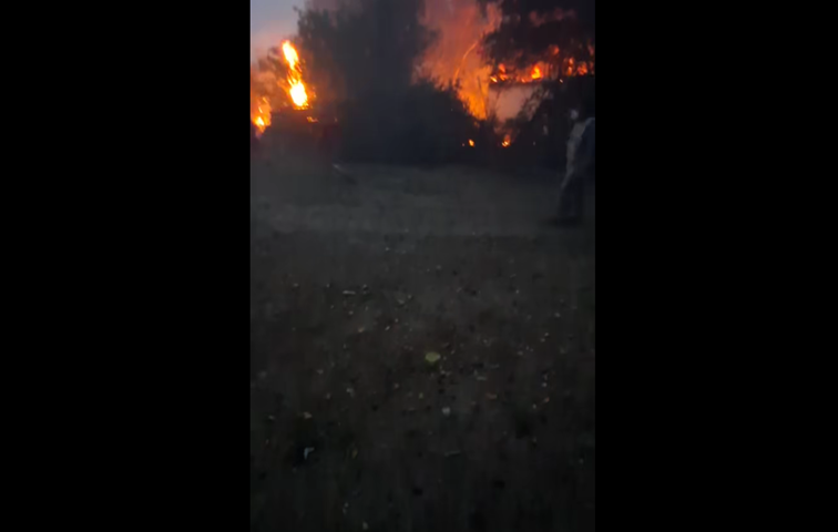 Четири села в трънско са в огнен ад, доброволци помагат в гасенето