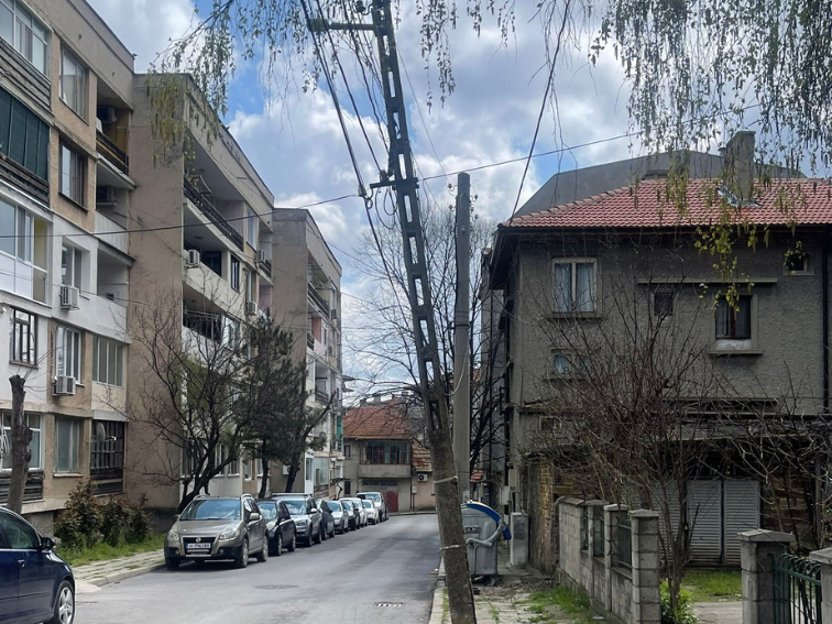 Опасни стълбове на ул. „София“ в Шумен: многократни сигнали, нула реакция