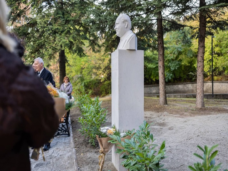 Признателен Разлог откри днес бюст-паметник на д-р Асен Велев