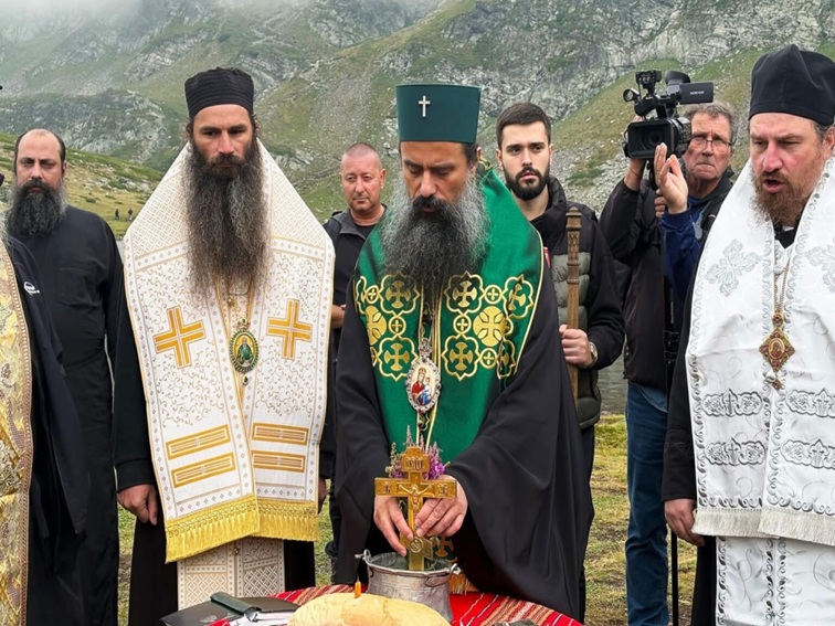 Водосвет на едно от Седемте рилски езера отслужи Патриарх Даниил