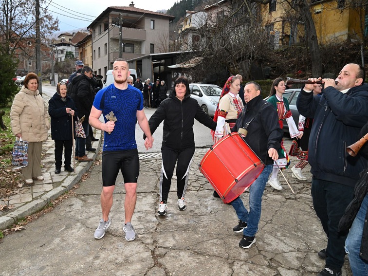 Петрич отбеляза Богоявление с традиционните ритуали по спасяване на кръста