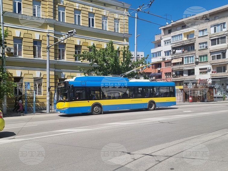 Агресия на пътя в Плевен: Шофьор блокира тролей и счупи стъклото му