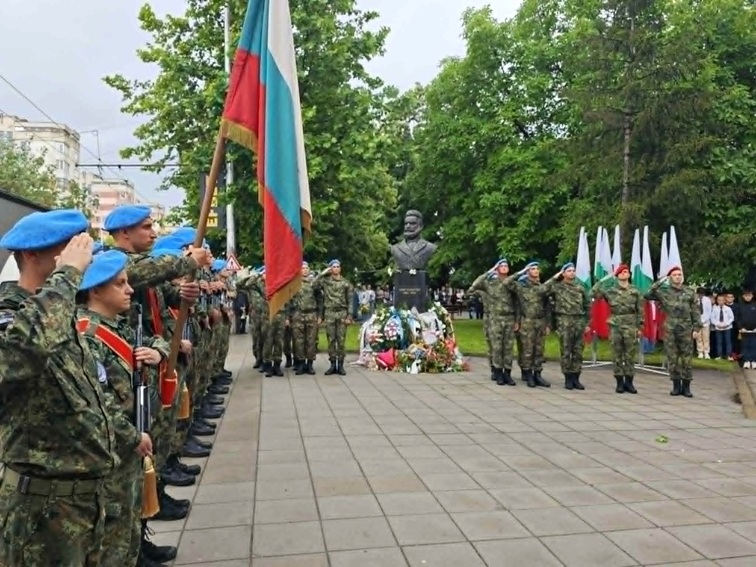 Плевен се поклони пред Ботев и героите, загинали за свободата на България