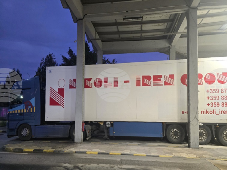 Шофьорът на товарния автомобил, в който на "Кулата" бяха открити седем мигранти, е криминално проявен, съобщи прокурор Елица Калпачка