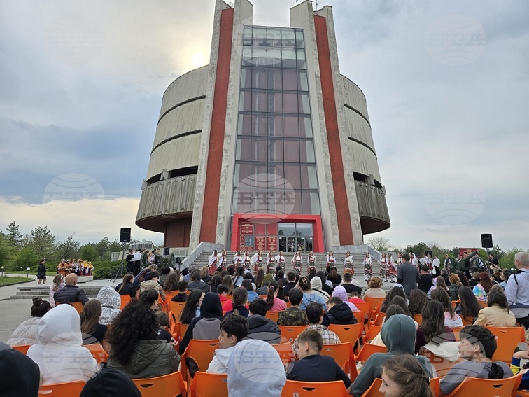 Възпитаници на НУИ „Панайот Пипков“ с концерт в Плевен за 150 години от Априлското въстание