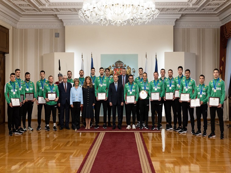 Румен Радев връчи почетни плакети на националите по волейбол