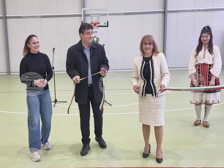 С близо 1,5 млн. лв. откриха нов физкултурен салон в училище „Васил Априлов“ в Долна Митрополия