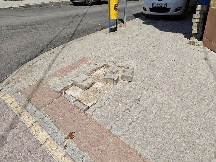 Некачествен ремонт на тротоар в Петрич