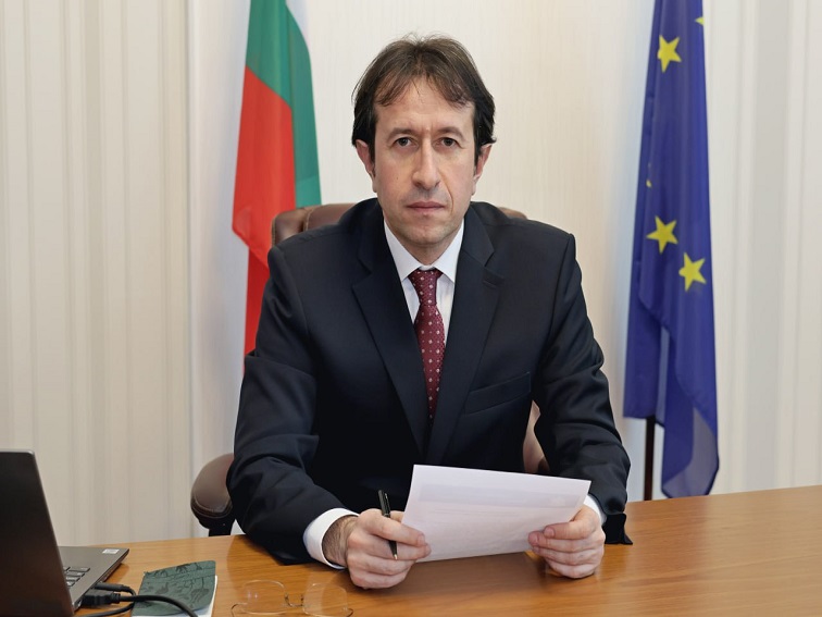 Министър Корман Исмаилов: Над 60% от пощенските служители са на минимална заплата, а изпълнителният директор получава над 7600 евро