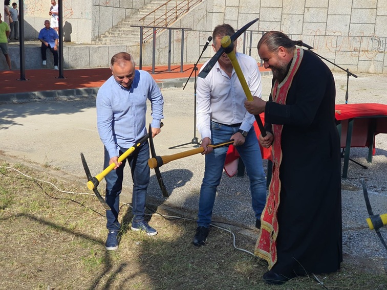 Първа копка на ново футболно игрище в Спортното училище в Сандански