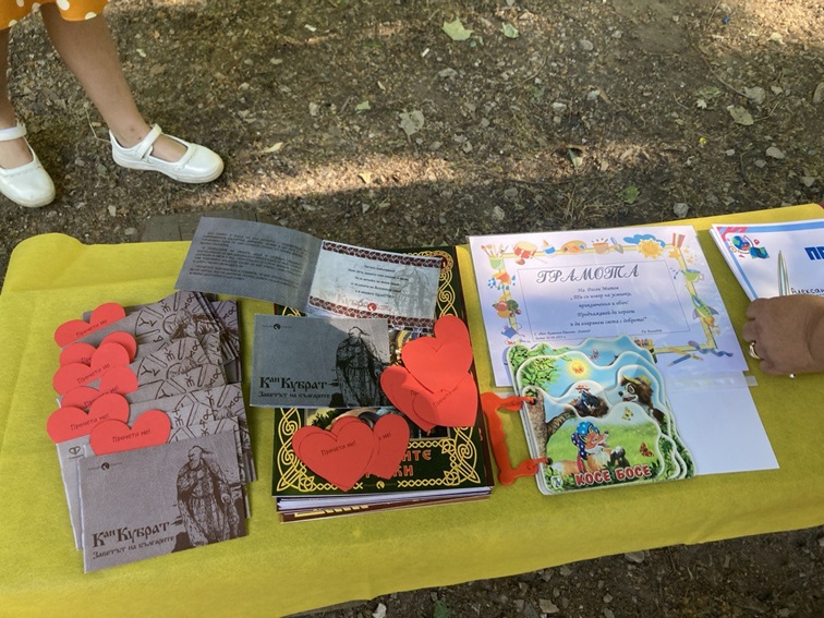 Фондация "Въздигане" подари комикси на историческа тематика"Заветът на Кубрат" на второкласници от СОУ "Св. Св. Кирил и Методий" - град Козлодуй