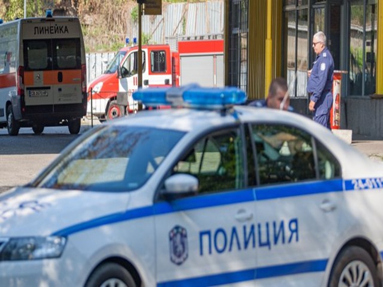 Полицаите борят дрогата в Сандански, а тя се пилее по пътя
