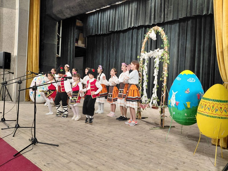 „Пъстър Великден“ в Гулянци: Усмивки, талант и празнично настроение за децата