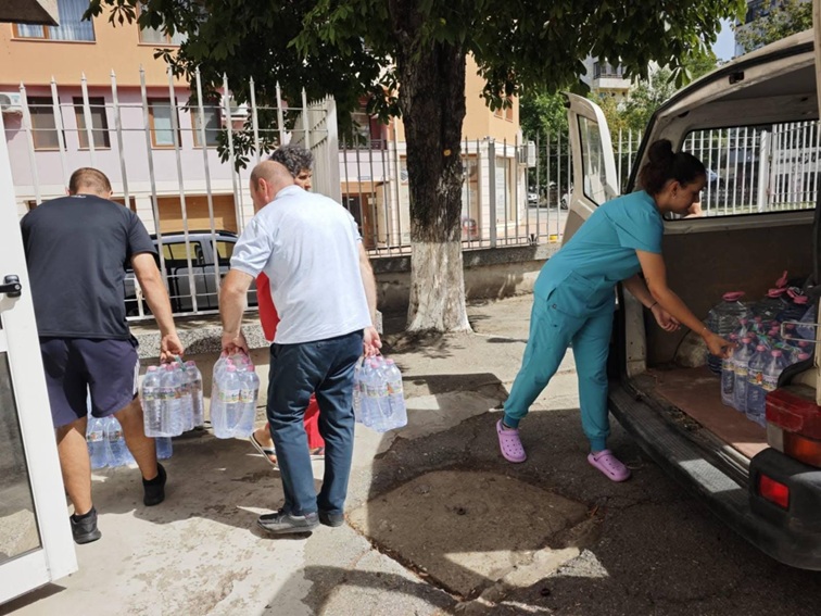 Екипи на Община Плевен доставят бутилирана изворна вода от Държавния резерв до всички учебни и социални заведения в общината