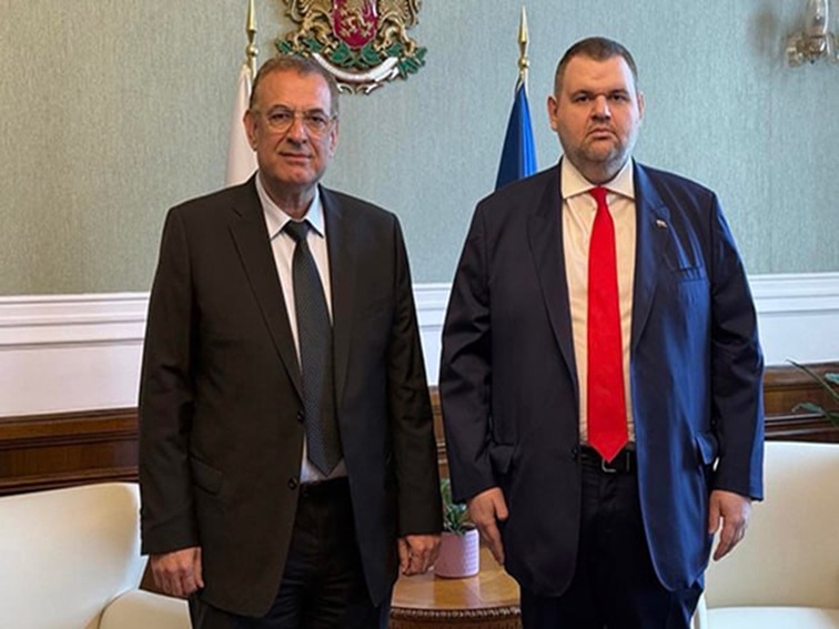 Чакъров се предаде на Пеевски, дори му изписа веждите