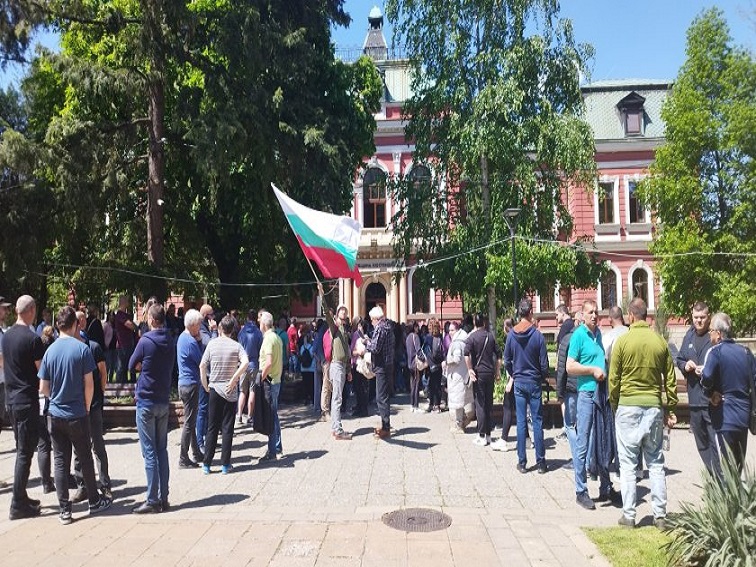 Жители на Кюстендил излязоха на протест срещу изграждането на фотоволтаици