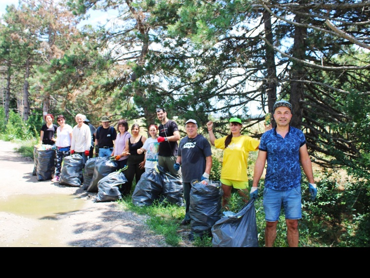 Доброволци пазят чистотата на границата