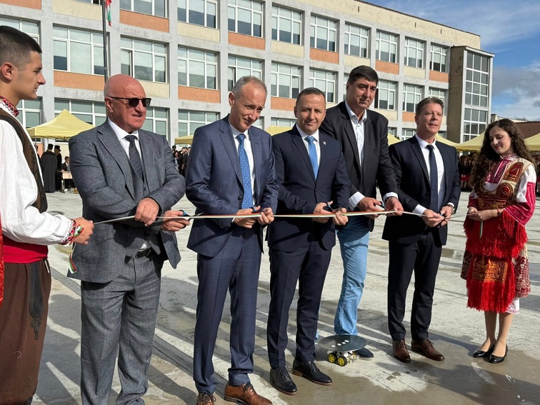 STEM център и две волейболни игрища откри министърът на образованието в Гоце Делчев