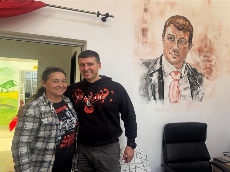 Желязната лейди на Симитли изрисува офиса на Величие като галерия за родолюбие