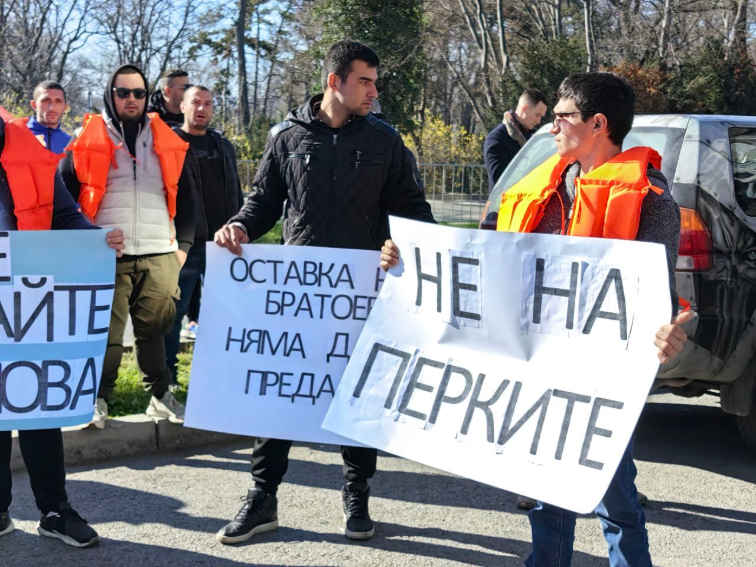 ОБЩИНАТА ВЪВ ВАРНА – БЛОКИРАНА ОТ ПРОТЕСТ НА РИБАРИТЕ