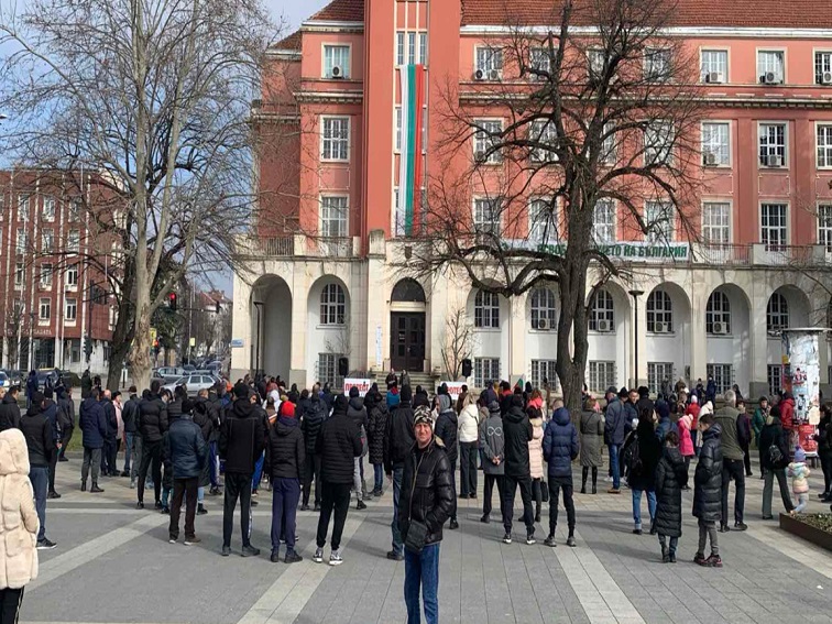 Плевенчани на протест срещу поскъпването на водата, тока и парното