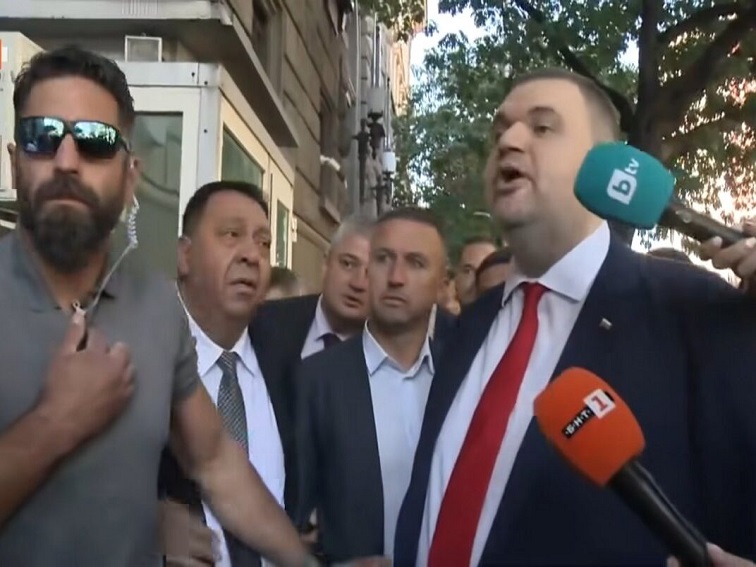 Ревански и неговата „Строителна революция“ – асфалт за един дъжд!