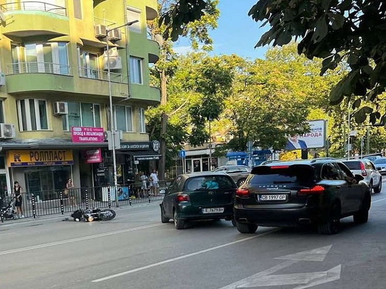 Неправилен обратен завой причини катастрофа в Благоевград