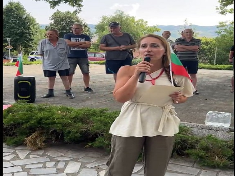 Протест в Струмяни: Жители сигнализират за безводие и заплахи към участници