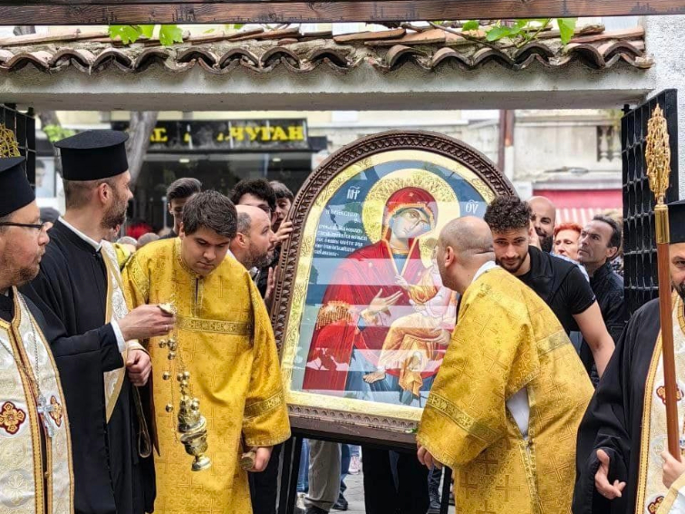 Исторически парк дари Чудотворна икона на Пресвета Богородица Скоропослушница на варненски храм