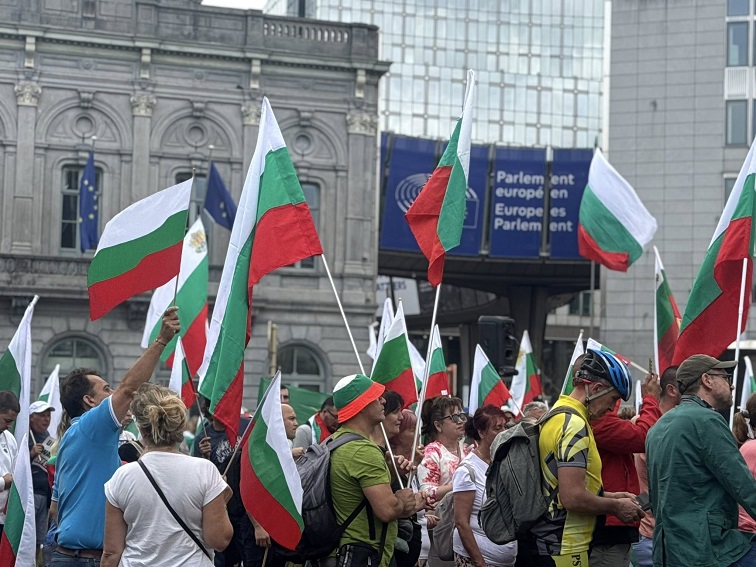 Продължават протестите срещу еврото – демонстрации в Хага и Франкфурт