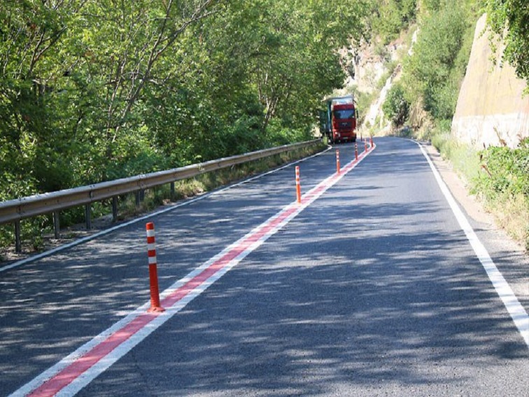 Неясна остава причината водач на микробус да влезе в насрещното в Кресненското дефиле и да удари камион