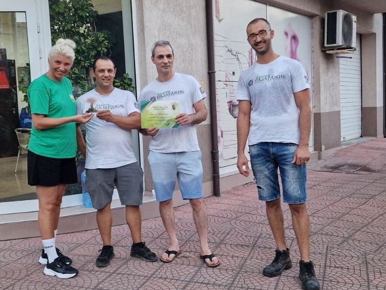 Доброволците на „Красив Пазарджик“ получиха плакет „Сърце в зелено“ за грижата към японските вишни