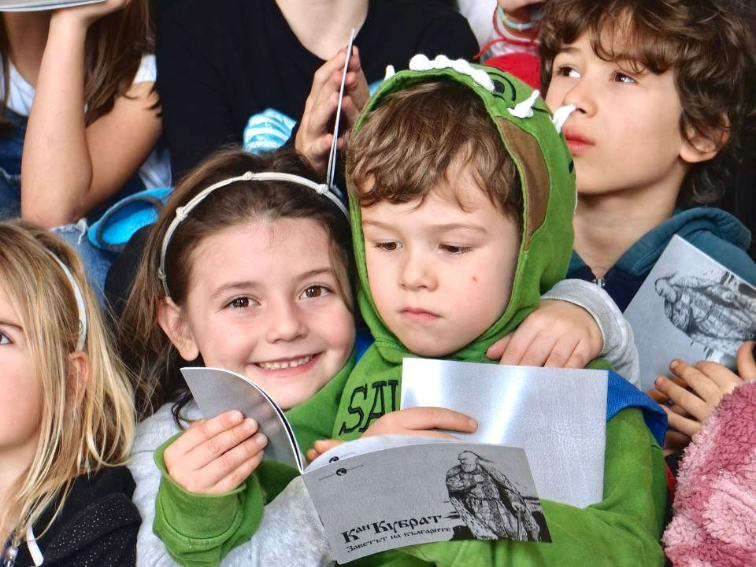 Доброволци на Фондация „Въздигане“ зарадваха децата в Горна Малина и Средец