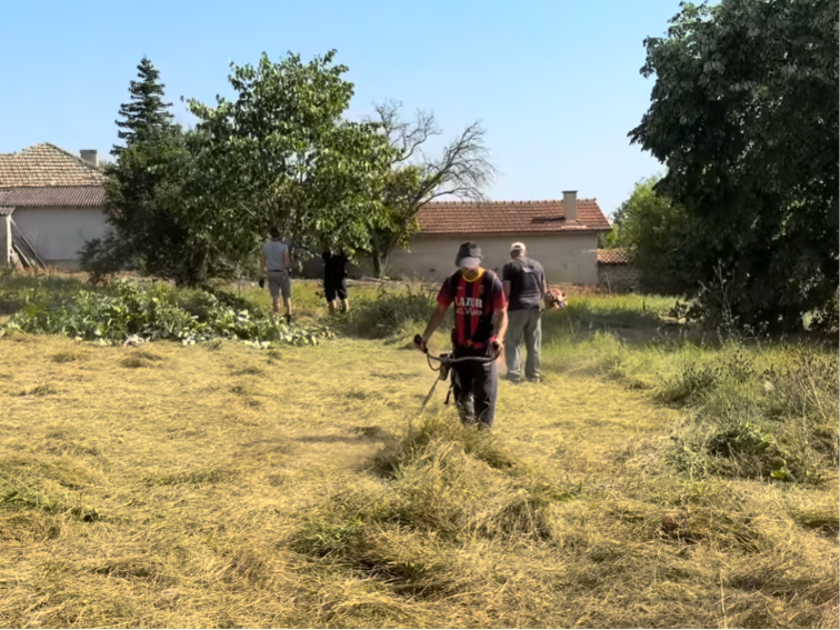 Доброволци на Исторически парк облагородиха района около църквата в Средно село