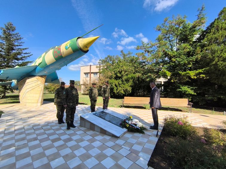Областният управител се поклони пред паметта на загиналите служители от ВВС