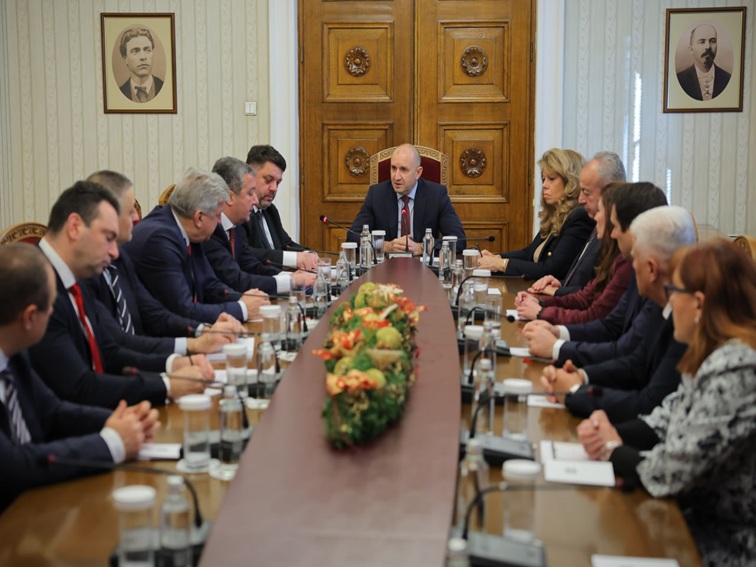 Радев пред БСП: Овладяването на цените трябваше да започне по-рано