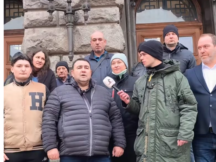 Гражданско неподчинение спря движението в София, на жълтите павета