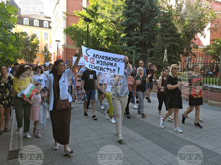 С възгласи „Бъдеще в България“ и протестно шествие плевенски медици се включиха в националния протест за по-добри условия на труд и по-високи заплати
