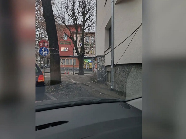 Сигнал до „Евроком“: Опасни кабели висят над улица на метри от училище в Плевен