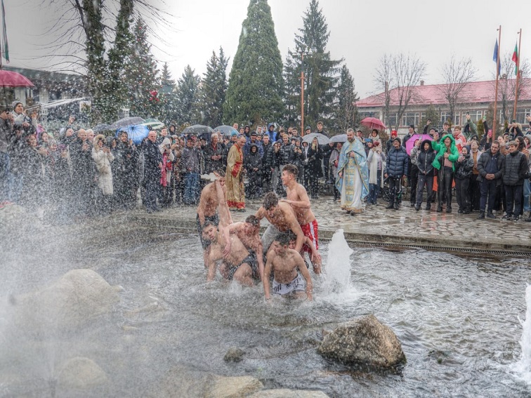 24-годишният Стефан Анастасов извади Светия кръст в Банско
