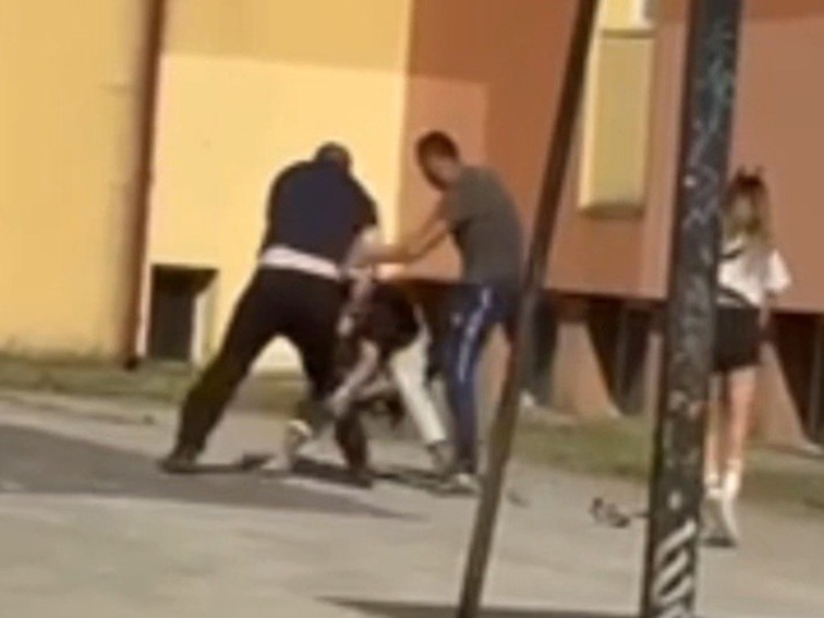 Двама мъже пребиха младеж нападнал момиче в двора на Езиковата гимназия в Благоевград