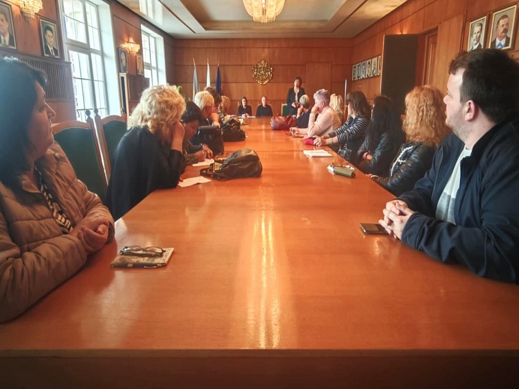 Новите изисквания за здравни кабинети във всички детски градини и училища обсъдиха на среща в Община Плевен