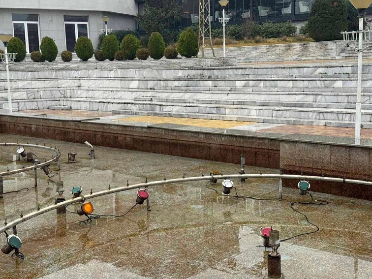 Сандански започна ремонт и освежаване на фонтана на пл. „България“