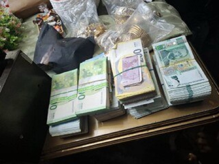 Акция в Ботевград: иззеха пари, злато и чужди документи от дома на криминално проявен