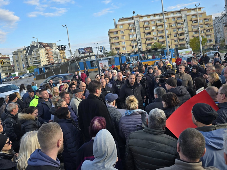 „Стотици блокираха Ломско шосе: Софияци казаха „Не“ на гето във Връбница“