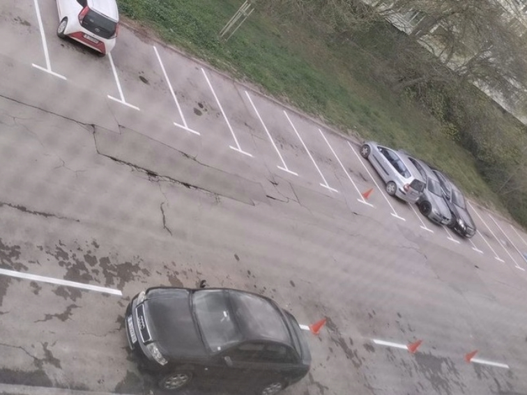 Намаляват и без друго ограничените места за паркиране във Варна