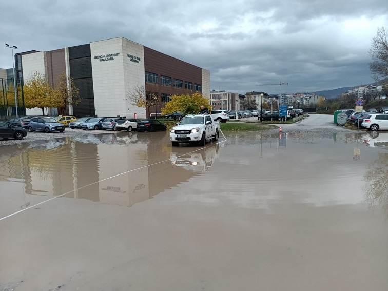 Граждани бесни на кмета заради потопа на улици в Благоевград