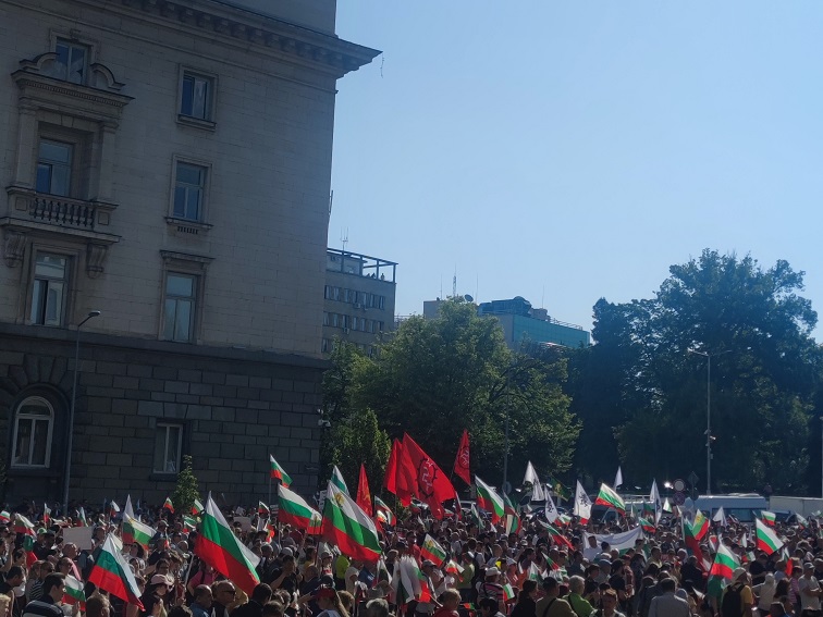 Протест против еврото пред БНБ и Народното събрание.