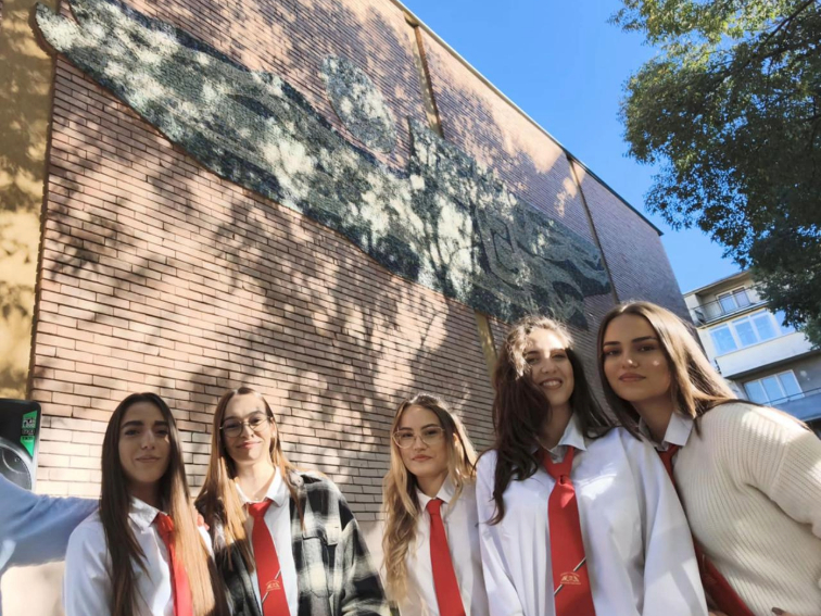 Мозайката „Хората и морето“ намери нов дом във фасадата на Хуманитарната гимназия